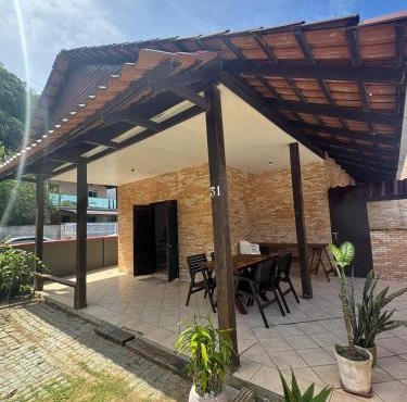 Casa a 100 m da Praia da Enseada em São Francisco do Sul com 2 Quartos para 6 Hóspedes e Ar-Condicionado além da brisa na varanda