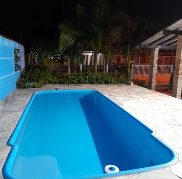 casa aconchegante com piscina e jardim