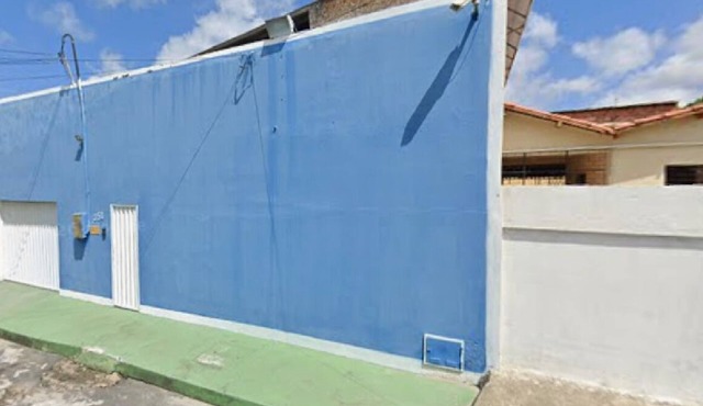 Casa ampla com garagem, portão automatico a 3 km da praia e centro comercial,