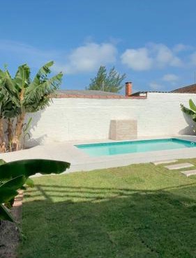 Casa ampla com piscina próxima ao mar