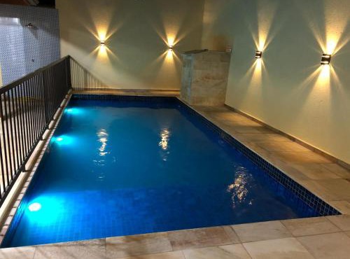Casa ampla e arejada, com piscina e churrasqueira - 03 dormitórios