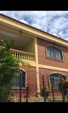 Casa ampla no centro de Aparecida com piscina e garagem
