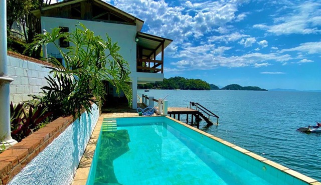 Casa beiramar com piscina na Ilha de Itacuruca RJ