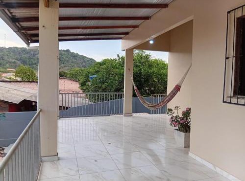 Casa c wifi, 2 Qts, 3 camas, ganchos p redes e estacionamento