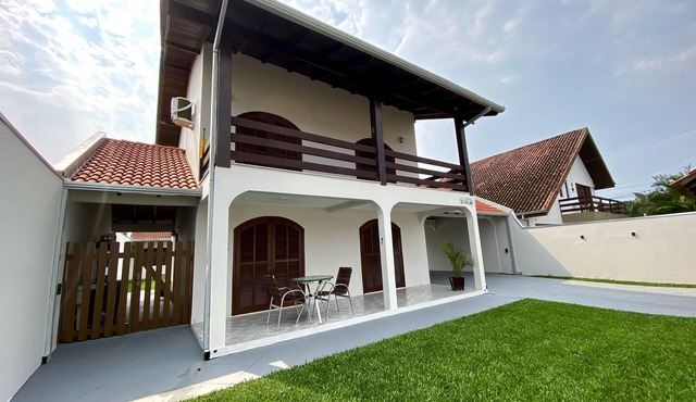 Casa Caiobá! 4 Quartos com Ar-cond., 4 Vagas de Estacionamento, Amplo Quintal!