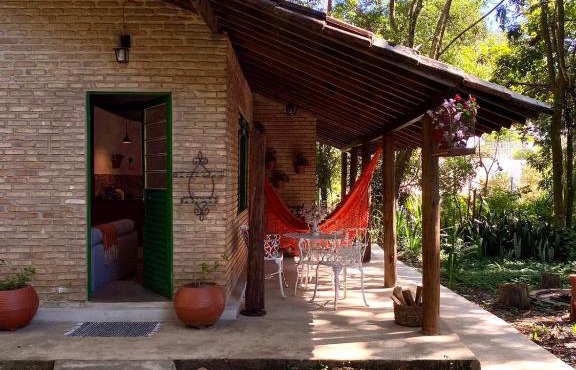 Casa charmosa em condomínio arborizado