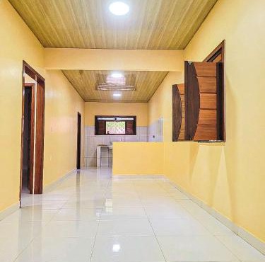 Casa com 2 quartos 2 banheiros cozinha e lavanderia