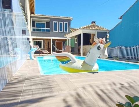 Casa com 3 suítes em Cabo Frio com piscina há poucos passos do Mar!