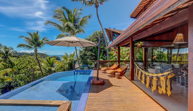 Casa com 5 Suítes, Piscina e Churrasqueira