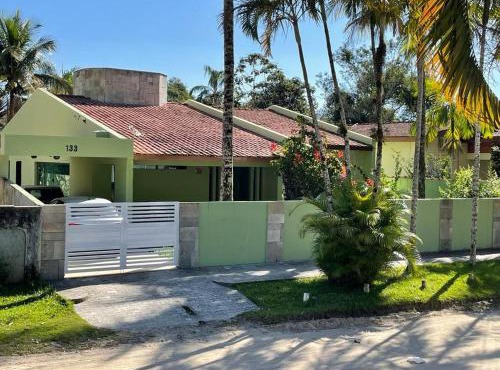 Casa com ar condicionado a 50 metros da Praia da Riviera no Jardim São Lourenço - Casa com Wi-Fi