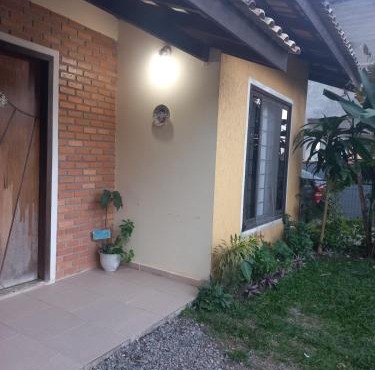 Casa com Ar condicionado na sala 300 m da praia