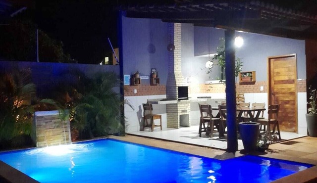 Casa com Piscina, Quadra de Areia, Churrasqueira, Jardim. A 4 Minutos da Praia