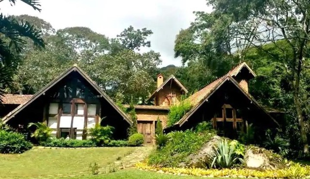 Casa com cachoeira e rio particular