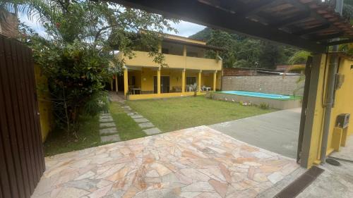 Casa com churrasqueira e piscina, perto de riacho