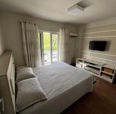 Casa com churrasqueira e ar para até 8 pessoas