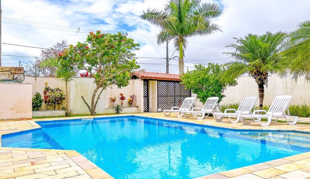Casa com churrasqueira e piscina em Itanhaém
