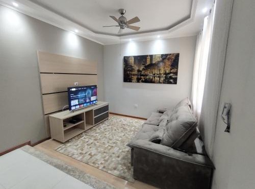 Casa com garagem, ar condicionado, sala tv e jantar, cozinha completa e lavanderia