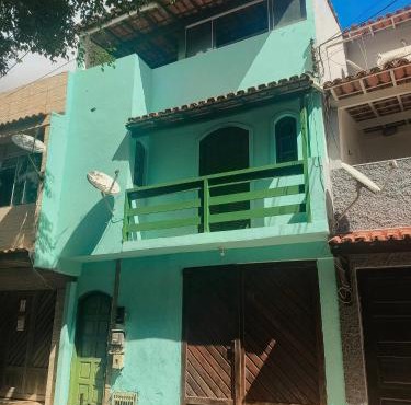 Casa com garagem no coração de Arraial!