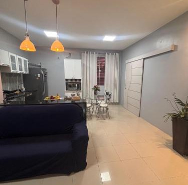 Casa com garagem e 2 quartos