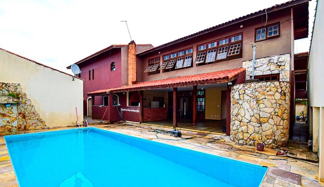 Casa com lazer a 500 metros da praia em Peruíbe