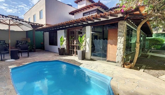 Casa com Piscina e 5 Quartos em Região Central da Cidade Próximo as Praias