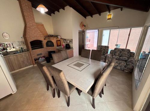 Casa com piscina em condomínio