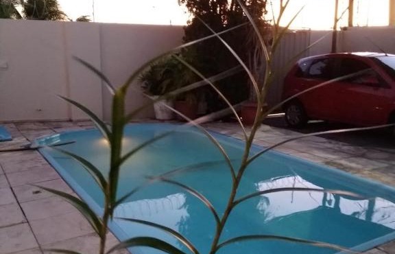 Casa com piscina 3/4 4 km Rota do Sol aconchegante