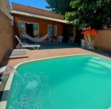 Casa com piscina a 100 metros da praia