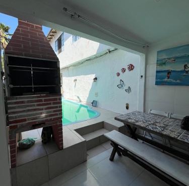 Casa com piscina a 70 metros do mar