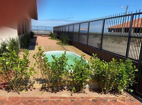 Casa com piscina a beira mar