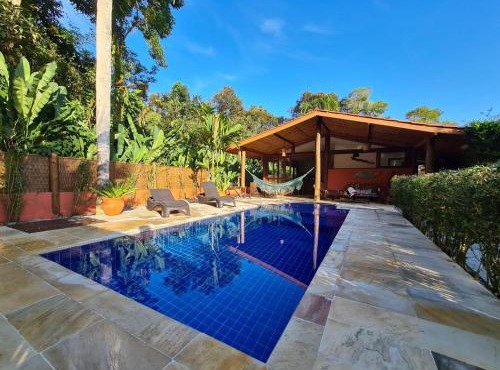 Casa com piscina a poucos minutos da praia