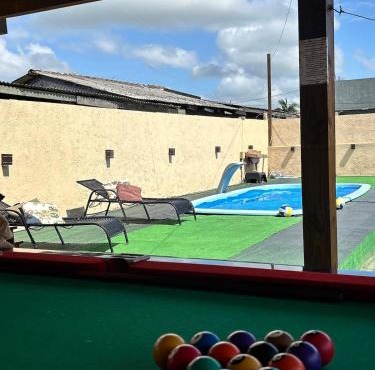 Casa com piscina aquecida e quadra de vôlei