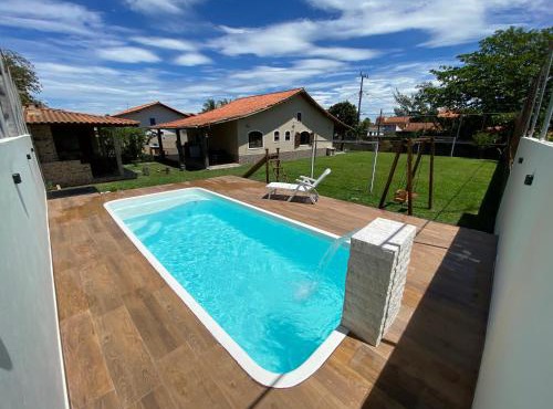 Casa com piscina, ar condicionado, campo de futebol e área gourmet a um quarteirão da lagoa de Praia Seca