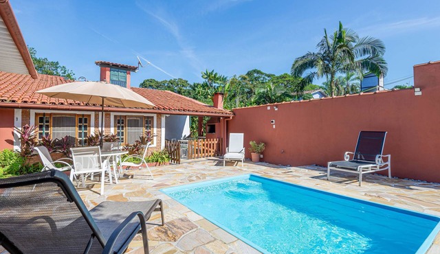 Casa com piscina a 100 m de Camburizinho