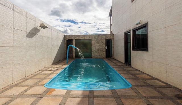 Casa com piscina,churrasqueira e ótima localização