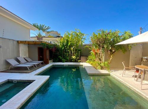 Casa com piscina, cine, churrasqueira 80m da praia