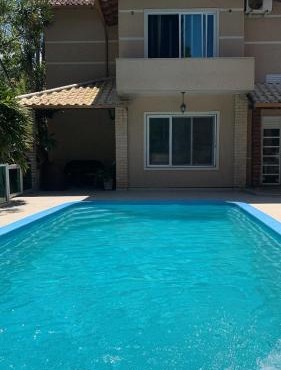 Casa com piscina e churrasqueira perto das praias