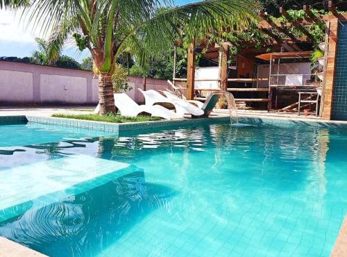 Casa com piscina e muita tranquilidade