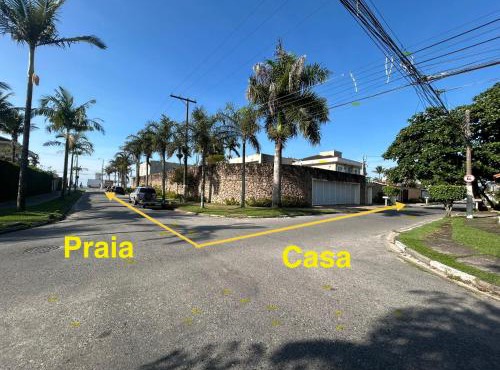 Casa com Piscina e churrasqueira - 100 metros da praia- 4 Dorm para até 13 pessoas