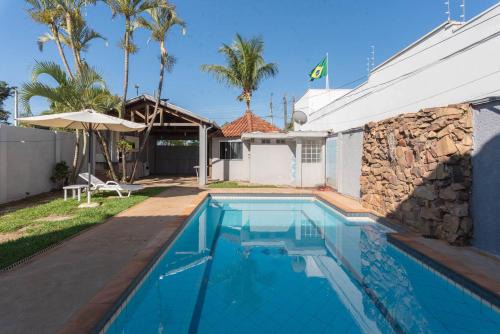 Casa com Piscina e Churrasqueira no Parque Fehr