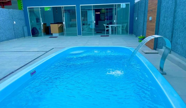 Casa com piscina e hidromassagem praia Enseada.
