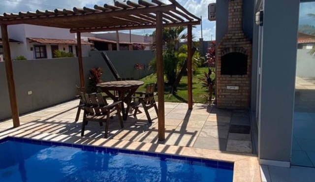 Casa com Piscina e Jardim, a 400m da Praia de águas quente. Aceita seu animal.
