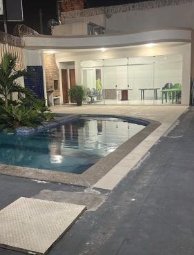 Casa com Piscina e quartos amplos