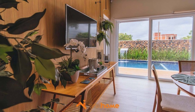 Casa com piscina em condomínio no interior de SP