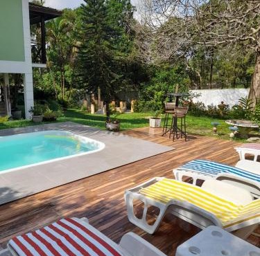 Casa com piscina, espaço gourmet e salão de jogos.