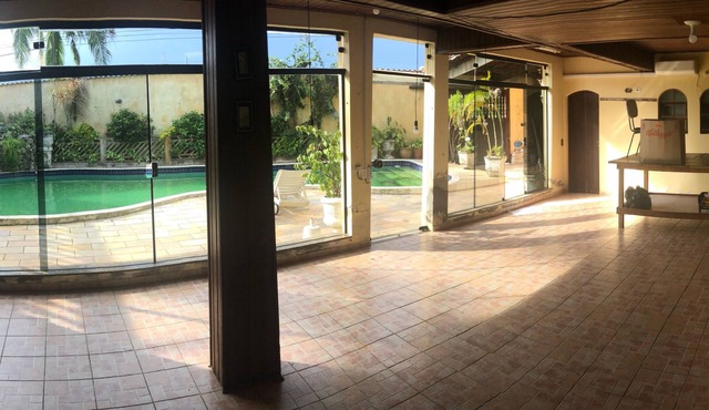 Casa com Piscina Gigante à 200mts da Praia