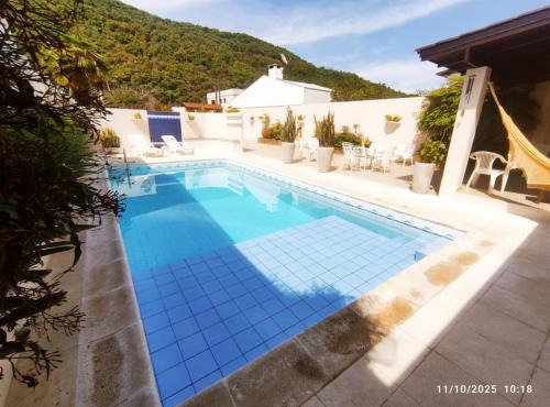 Casa com piscina grande e churrasqueira!