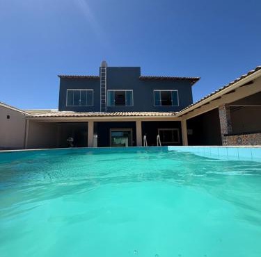 Casa com piscina, hidromassagem e vista para o mar