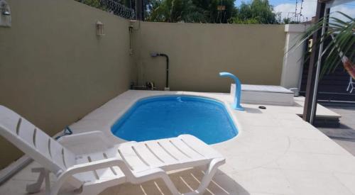 Casa com piscina no Laranjal