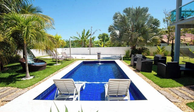 Casa com Piscina, Quadra de Areia e Churrasqueira